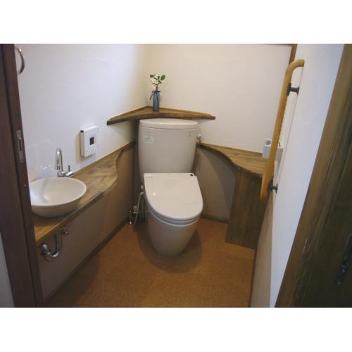 奥行きの無かったトイレも広々と!!